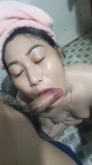 Sang trọ chị máy bay tắm cùng chị rồi phang nhau luôn trg nhà vệ sinh p2